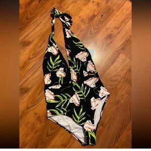 Cupshe Black and White Swimsuit with Orange Highlights floral